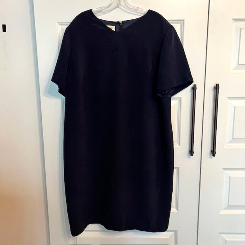 Classic Black Shift Dress - Minimal Short Sleeve